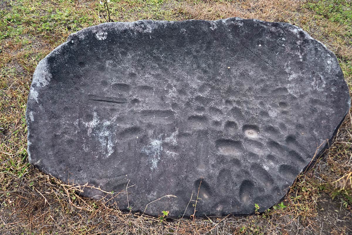 Großer Stein mit Cup Markierungen, in der Nähe von Hanggira Dorf, Besoa Valley