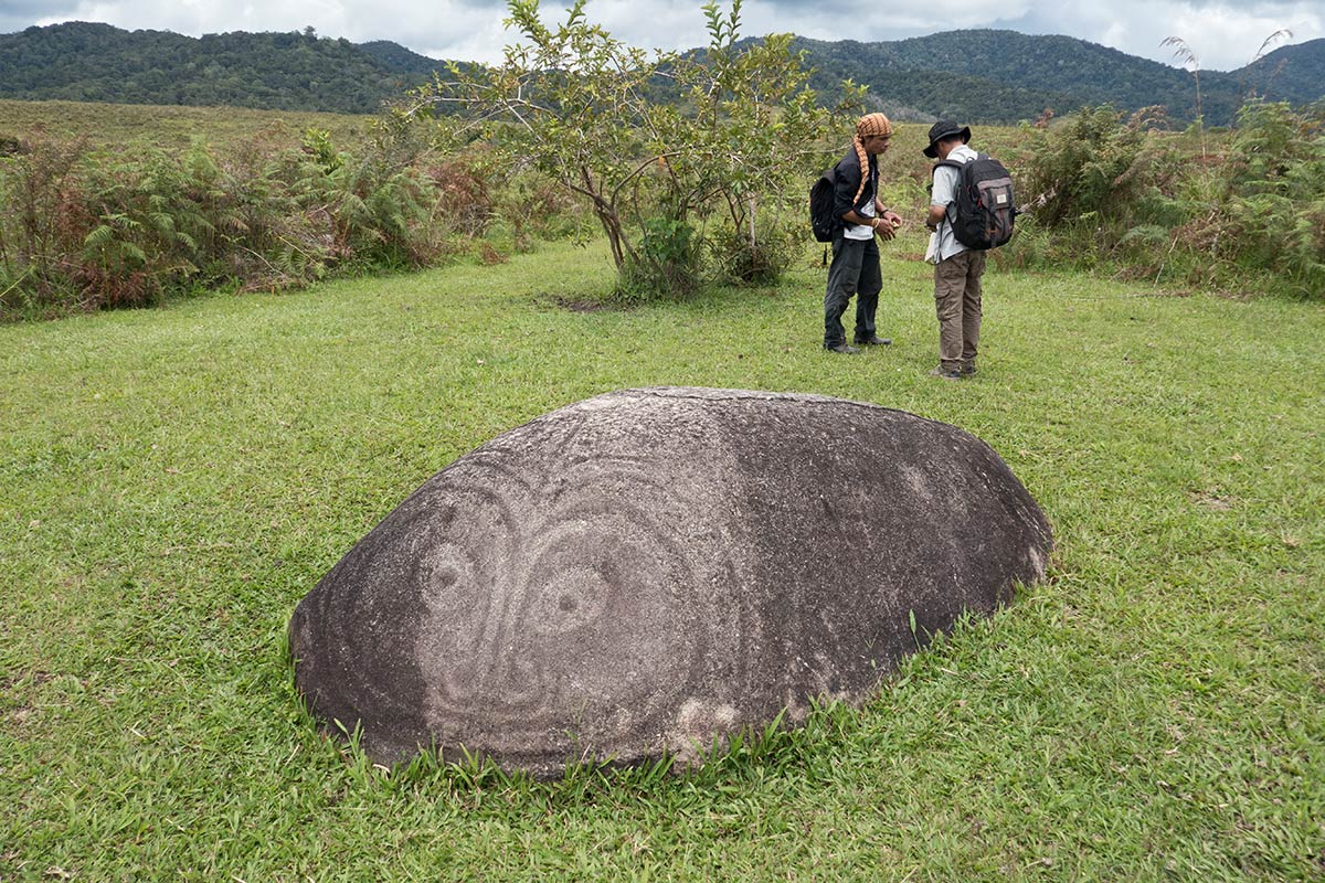 Watu Molindo monoliet met enigmatisch gezicht geëtst op oppervlak, in de buurt van Bulili dorp, Besoa Valley