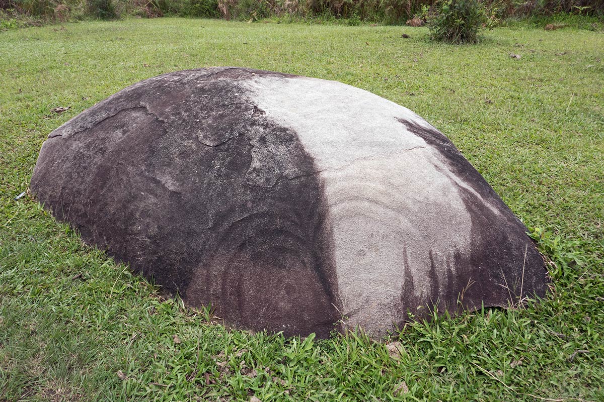 Watu Molindo-Monolith mit rätselhaftem Gesicht auf der Oberfläche, in der Nähe des Dorfes Bulili, Besoa-Tal