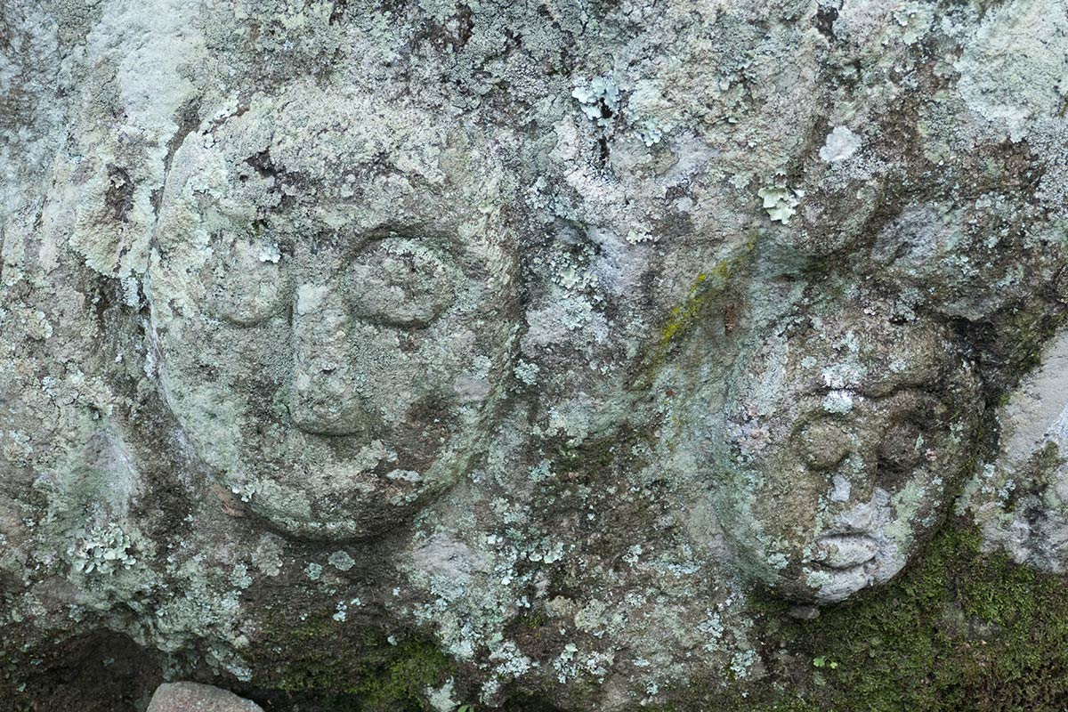 Sida av Watulumu kalamba med sniderier av ansikten, nära Tamadue-byn