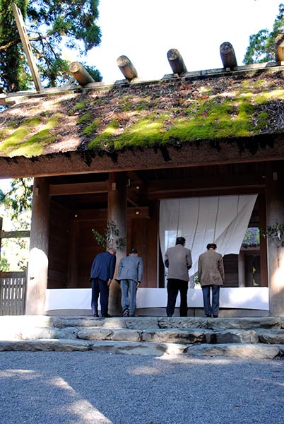 Ise, Santuario interior de Naiku, peregrinos en el santuario principal de Kotaijinge