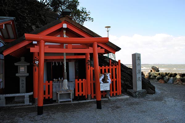 Meotoiwa, Santuario de Okitama