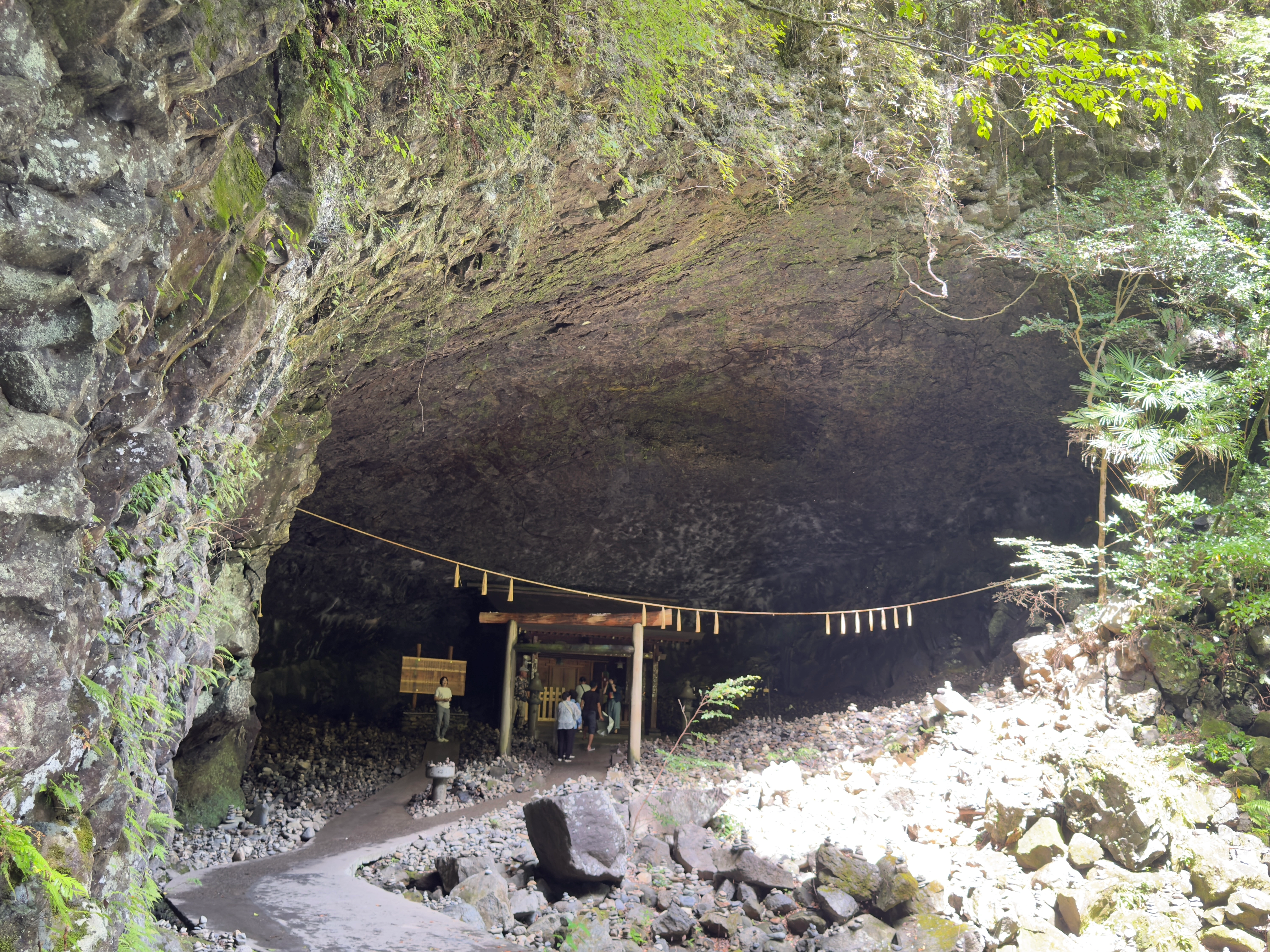 Amanoiwato Jinja Shinto Shrine, Takachiho, Kyushu Amanoiwato Jinja Shinto Shrine, Takachiho, Kyushu