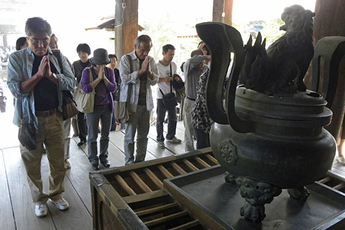 Nagano, Zenko-Ji-templet, pilgrimer vid ingången