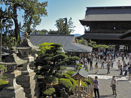Nagano, Zenko-Ji-templet, utsikt från templet mot ingångsporten