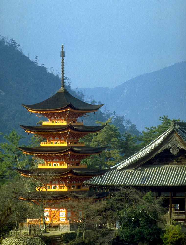 Five-storied pagoda and Hokoku shrine