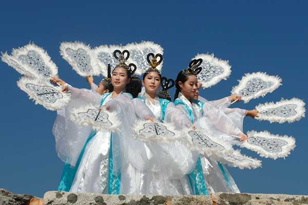 mani san dancers