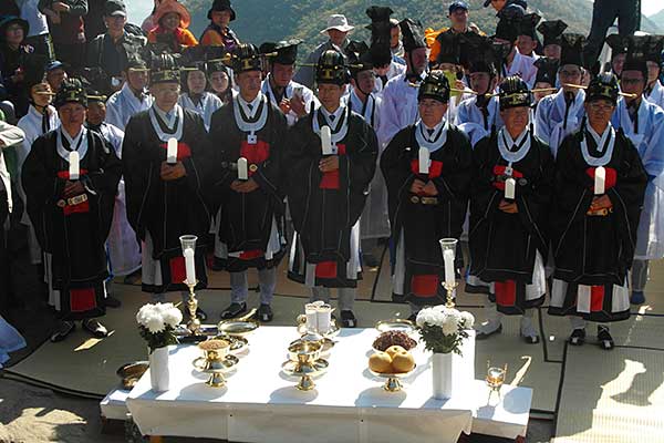 Taoïstische functionarissen tijdens de ceremonie op de heilige berg Mani San, Korea