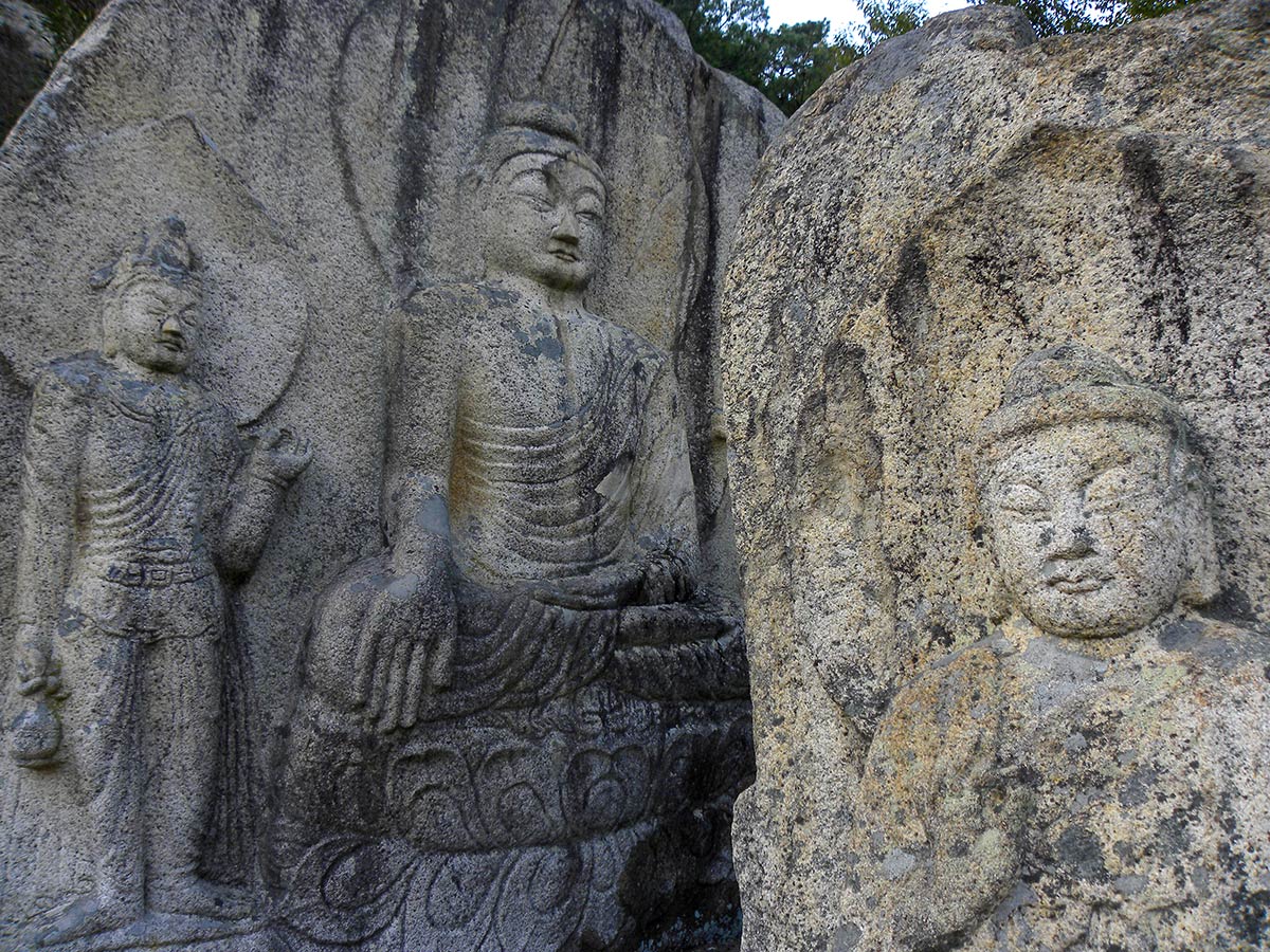 Kamenná rezba Budhu a Bódhisattvu, Chilbul-am Hermitage, hora Nam-san, Gyeongju