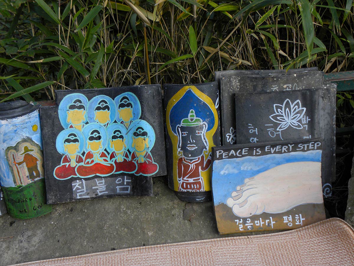 Oltárne dary maľované pútnikmi. Chilbul-am Hermitage, hora Nam-san, Gyeongju