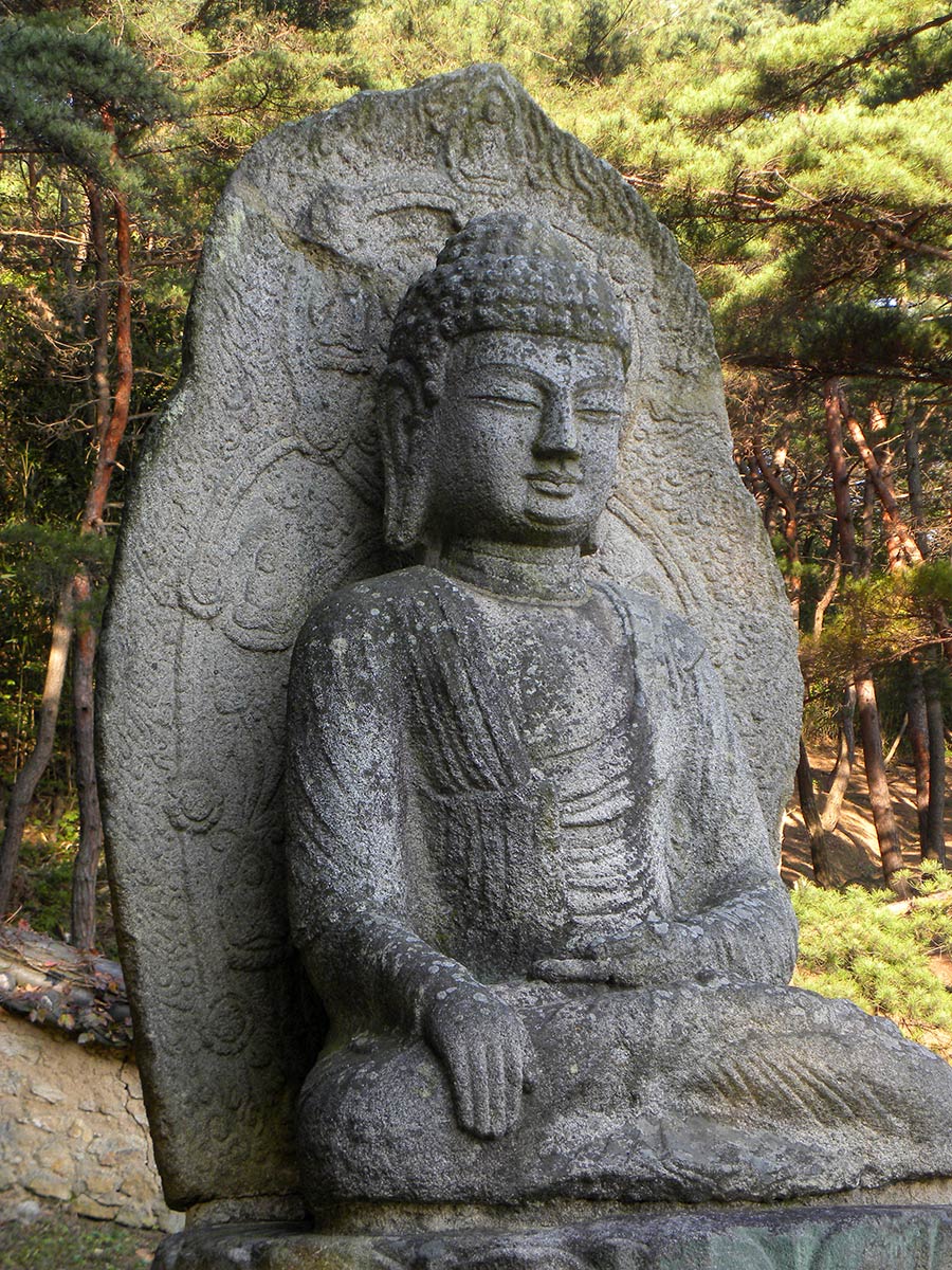 Socha Budhu, chrám Bori-sa, údolie Mireuk-gol, hora Nam-san, Gyeongju