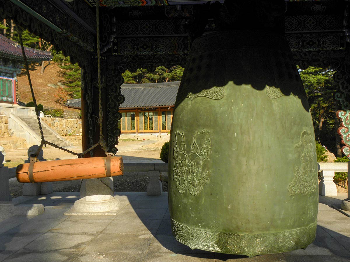 Zvon v chráme Bori-sa, údolie Mireuk-gol, hora Nam-san, Gyeongju