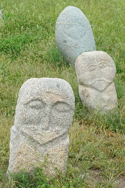 Statues en pierre à Burana