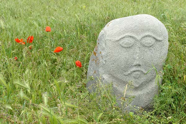 Stenen beelden in Burana