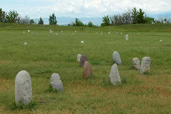 Stenen beelden in Burana
