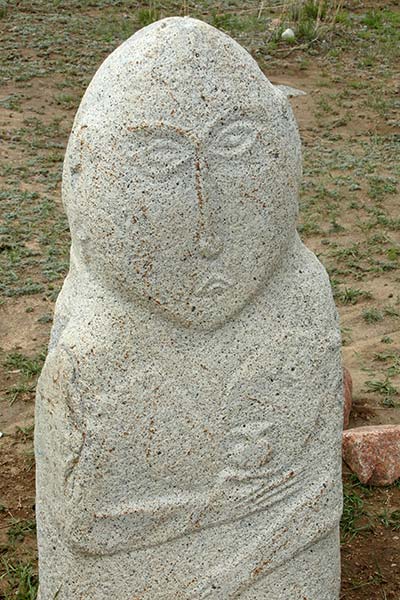 Statue de pierre à Cholpon Ata, lac Issyk Koul