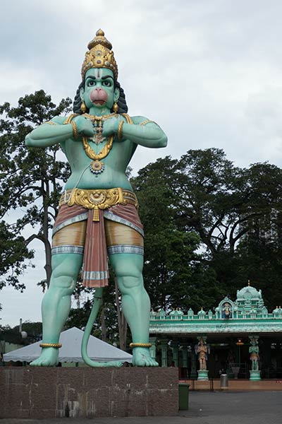 Estátua, de, hanuman, frente, caverna ramayana, batu, cavernas