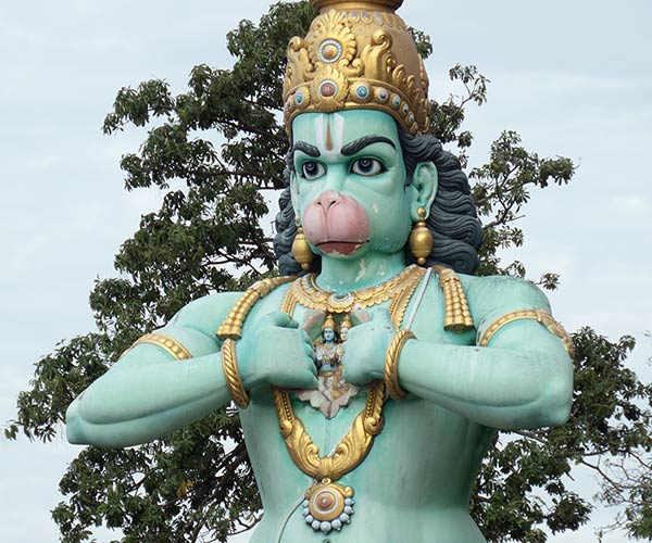 Kalbinin içinde Rama ve Sita'yı gösteren Hanuman, Ramayana Mağarası, Batu Mağaraları