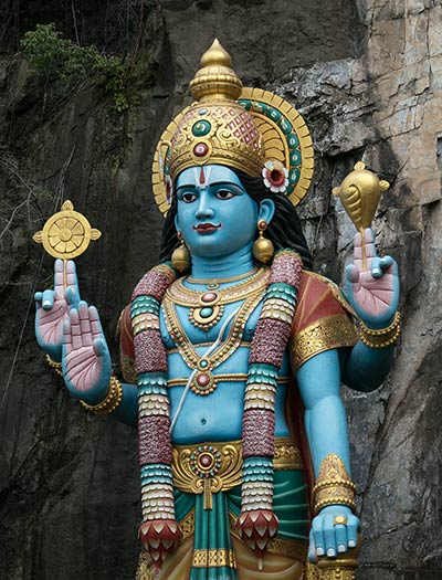 Estatua de Rama frente a la cueva de Ramayana en la base de la colina de las cuevas de Batu