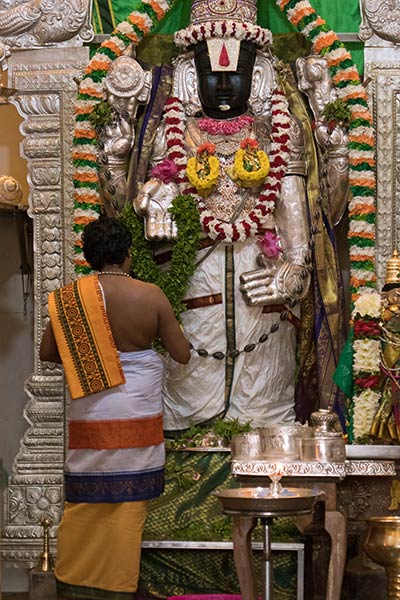 Templo del sacerdote que conduce la ceremonia dentro del templo de Sri Venkatachalapathi en la base de la colina de las cuevas de Batu