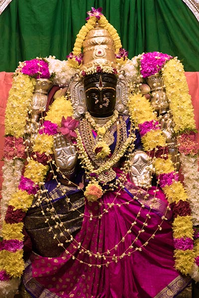 Jumalattaren patsas Alamelu Sri Venkatachalapathi Temple Batu -luolien sisällä