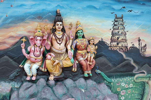 Dipinto di Shiva, Parvati, Ganesh e Muruga al Tempio di Palani, Tamil Nadu, India sul muro del Tempio di Kallumalai Muruga, Ipoh, Malesia