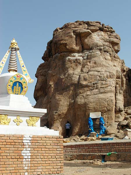 Shamaaninen pyhä kallio, jossa pyhiinvaeltaja rukoili helppoutta synnytyksessä