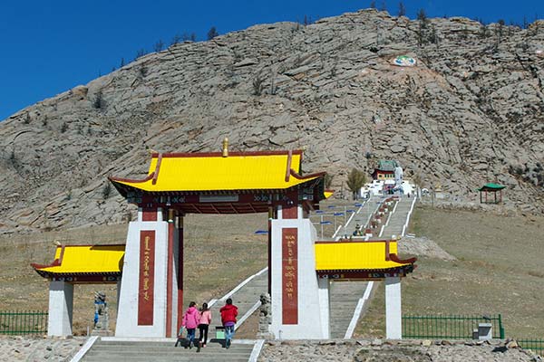 Portão de entrada na montanha sagrada de Tsetserleg Zayin Horee