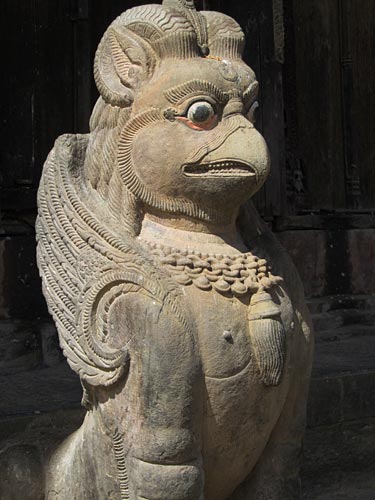 5th Century statua in pietra di Garuda, Changu Narayan