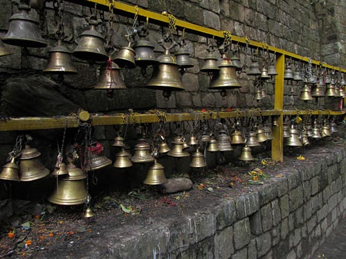 Campanas en el santuario de Dakshinkali