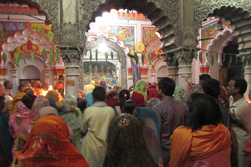 janakpuri-sanctuaire-avec-pèlerins-1
