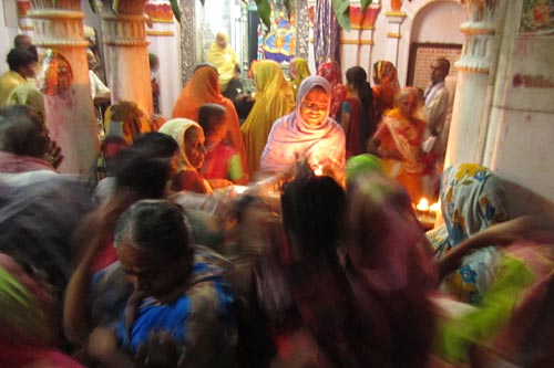 Janakpuri-santuario-con-pellegrini-2