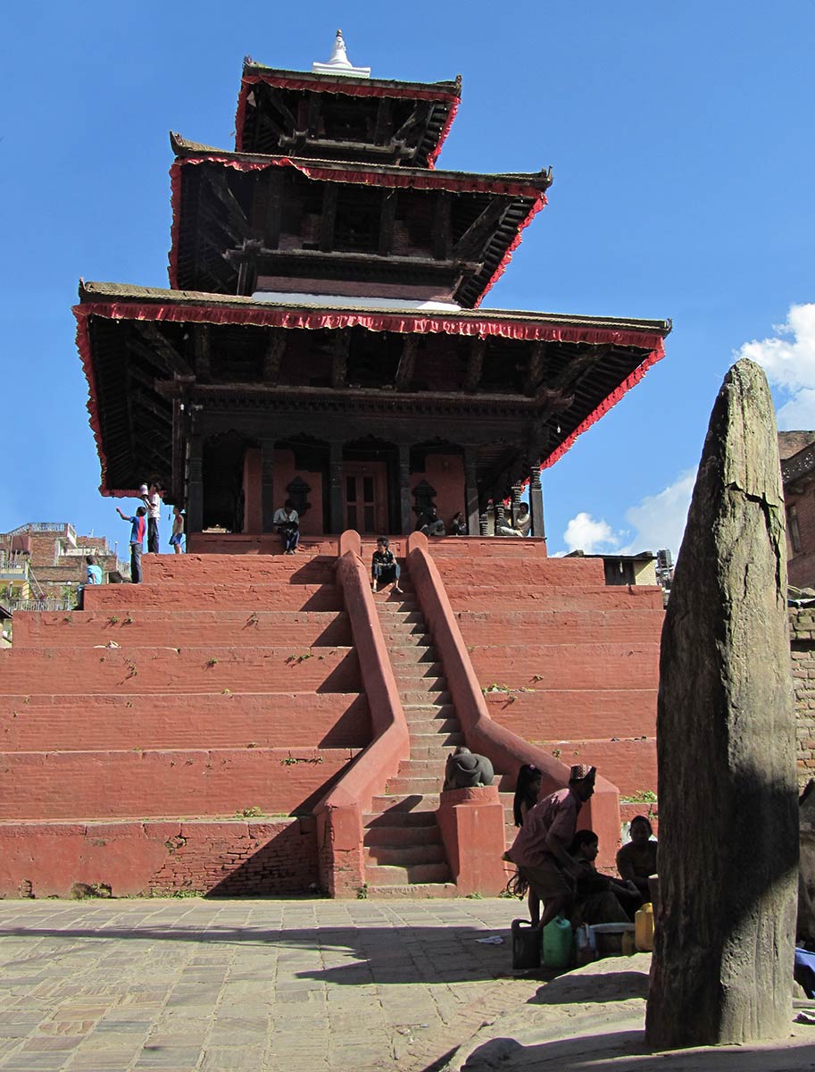 Templo Jai Shri Dewa y piedra pagana cerca de Swayambhunath