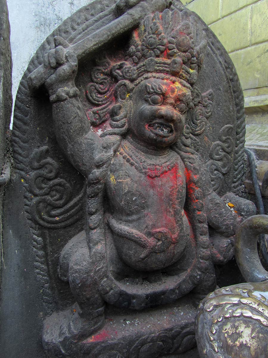 Каменная статуя в Ступе Сваямбунатх