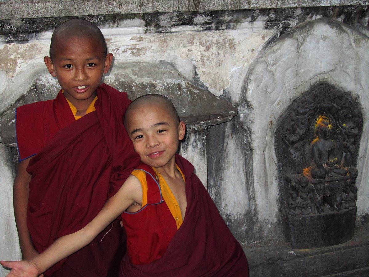 Unga buddhistiska munkar på Swayambhunath Stupa