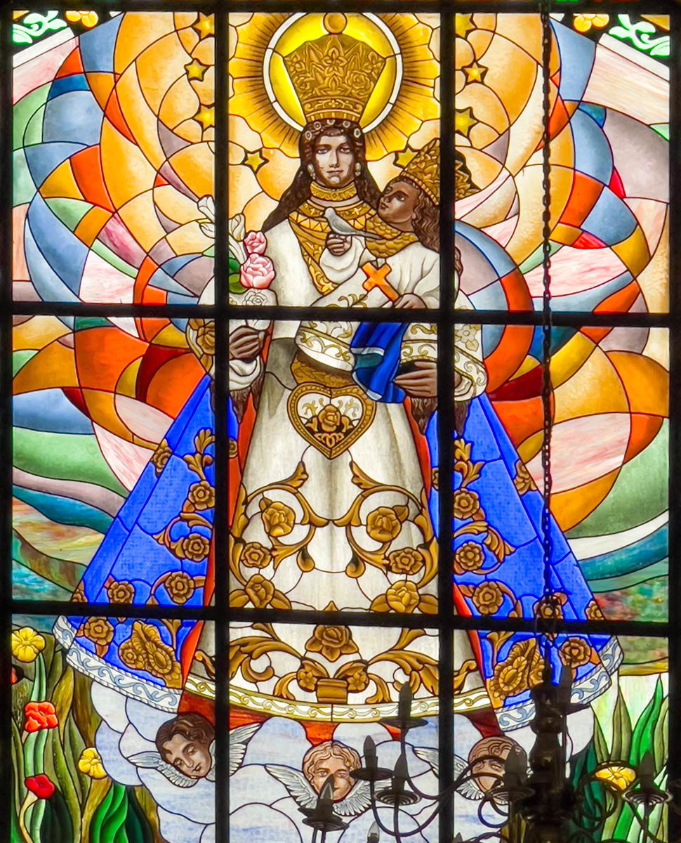 Antipolo-Kathedrale, Rizal. Buntglasfenster mit Marienstatue.
