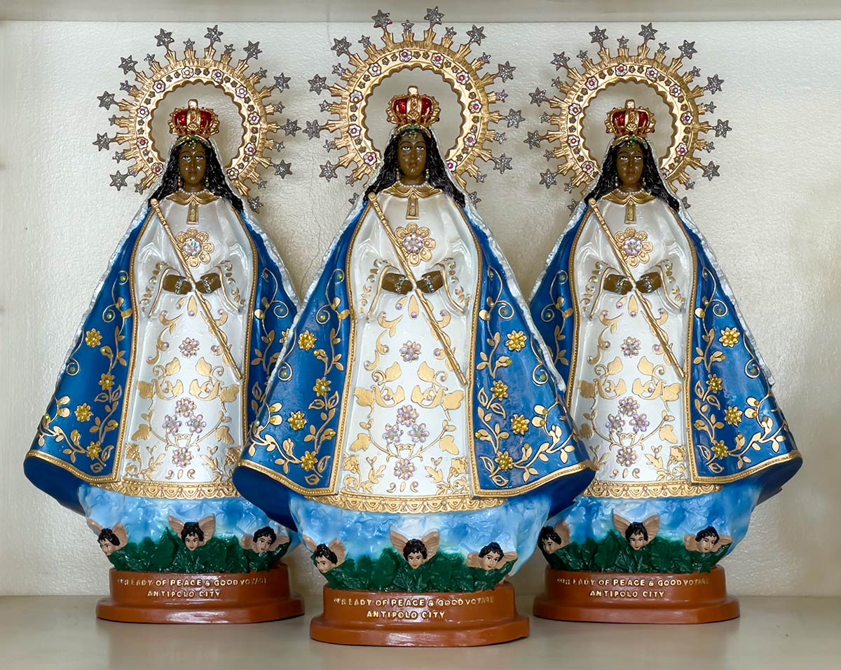 Cathédrale d'Antipolo, Rizal. Petites statues de Marie à vendre à la cathédrale.