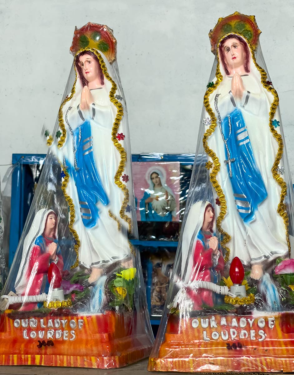 Sanctuaire grotte de Notre-Dame de Lourdes, San Jose Del Monte. Statues de Marie à vendre au sanctuaire.