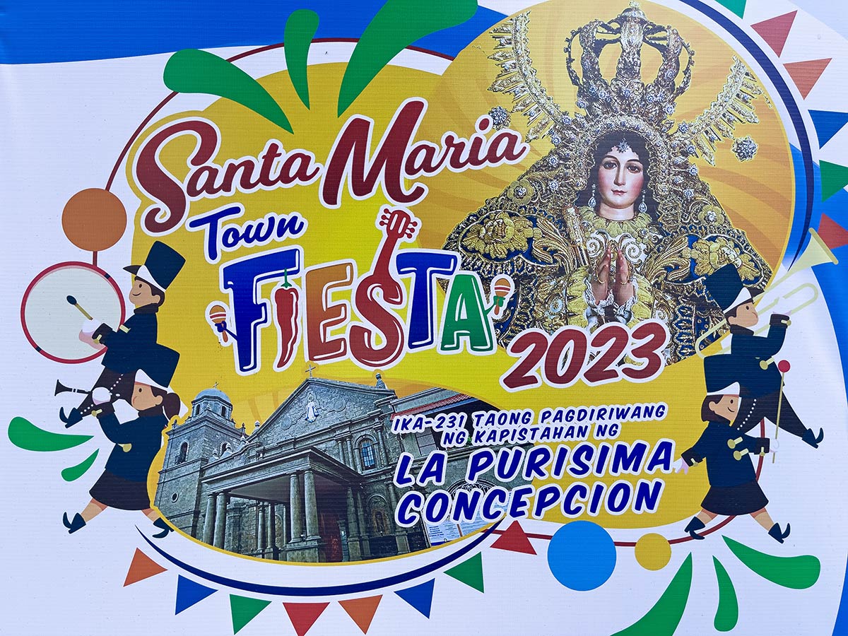 Église de l'Immaculée Conception de La Purisima, Santa Maria. Panneau annonçant le festival du pèlerinage.