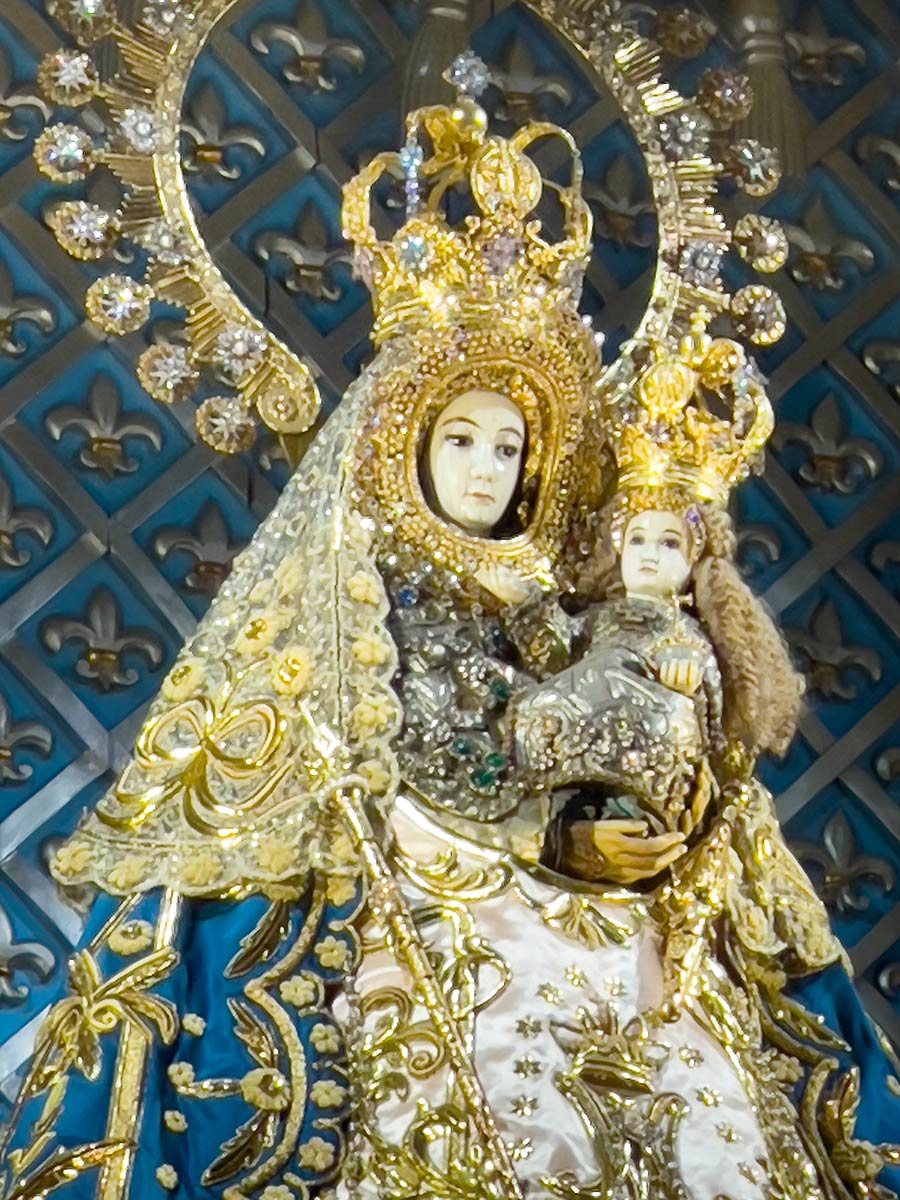 Basilique Notre-Dame de Manaoag, Pangasinan. Statue miraculeuse de Marie tenant l'enfant Jésus.