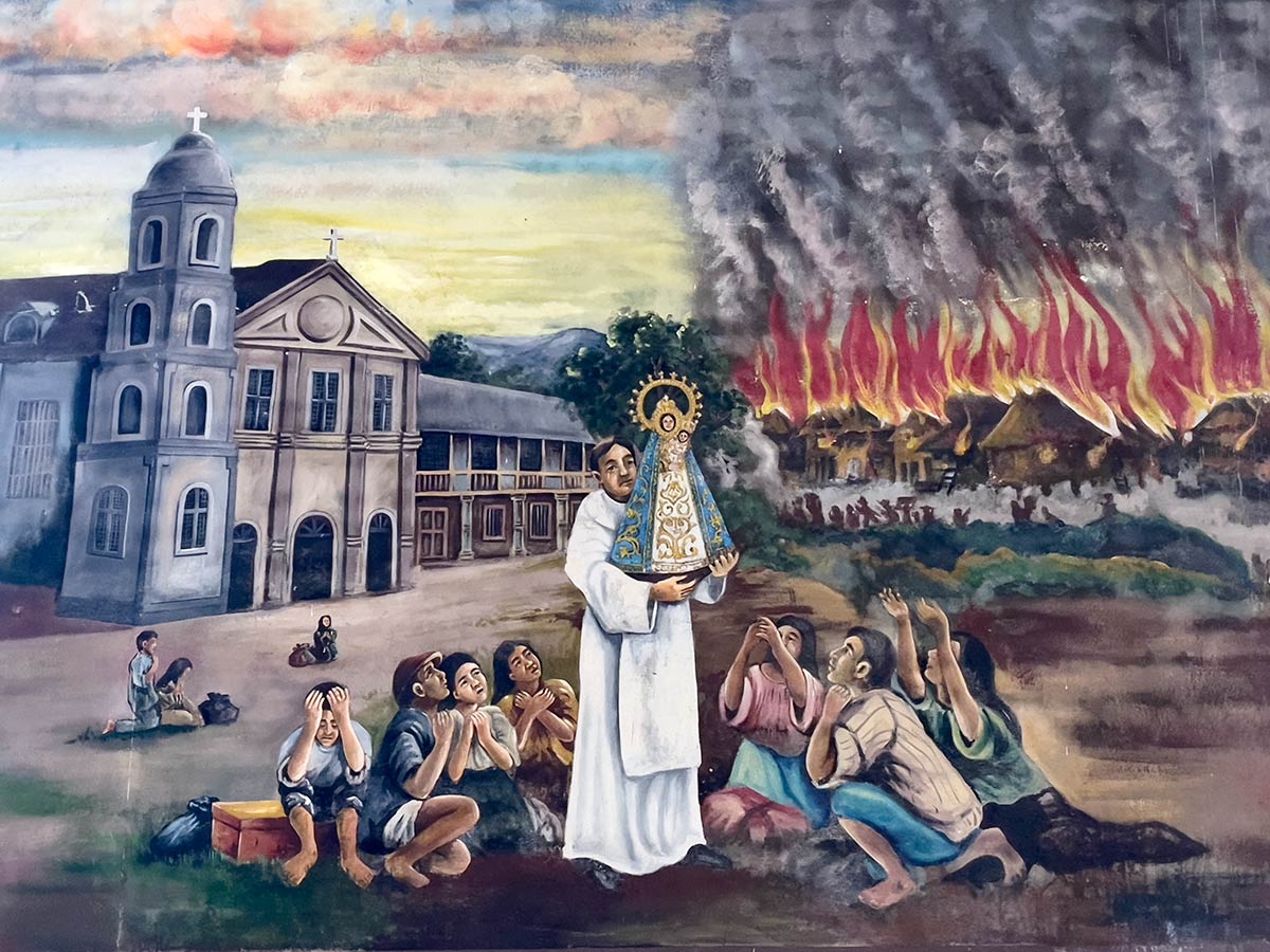 Basilique Notre-Dame de Manaoag, Pangasinan. Peinture de la statue miraculeuse de Marie sauvant la basilique du feu.
