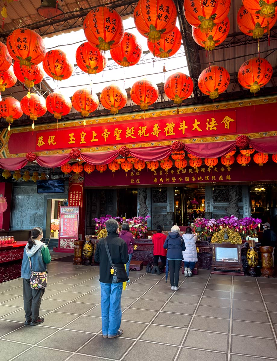Zhinan Temple, Taipei (pilgrims praying inside temple)