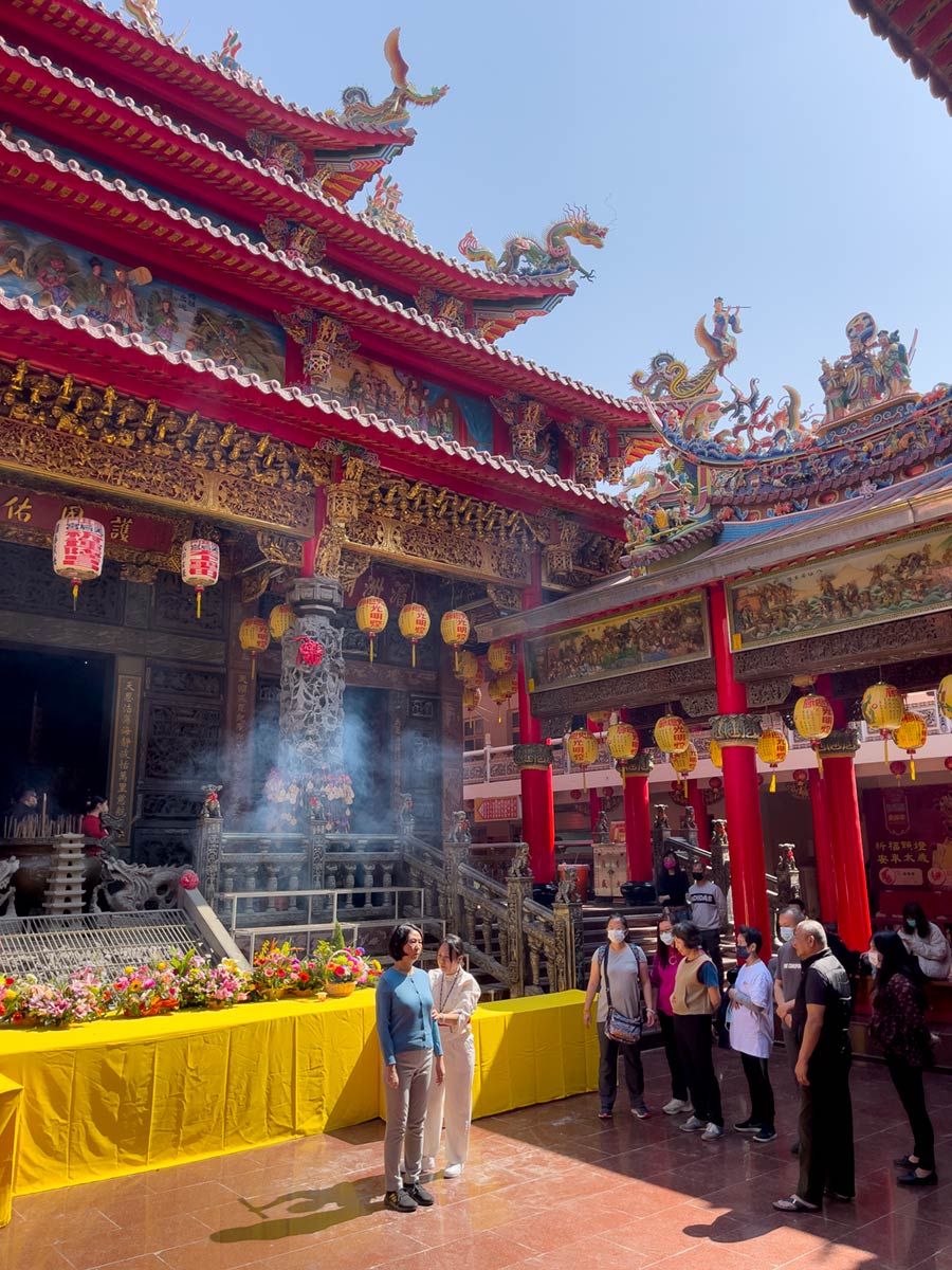 Beishanwei Luermen Mazu Temple, Tainan (pilgrims at entrance of temple)