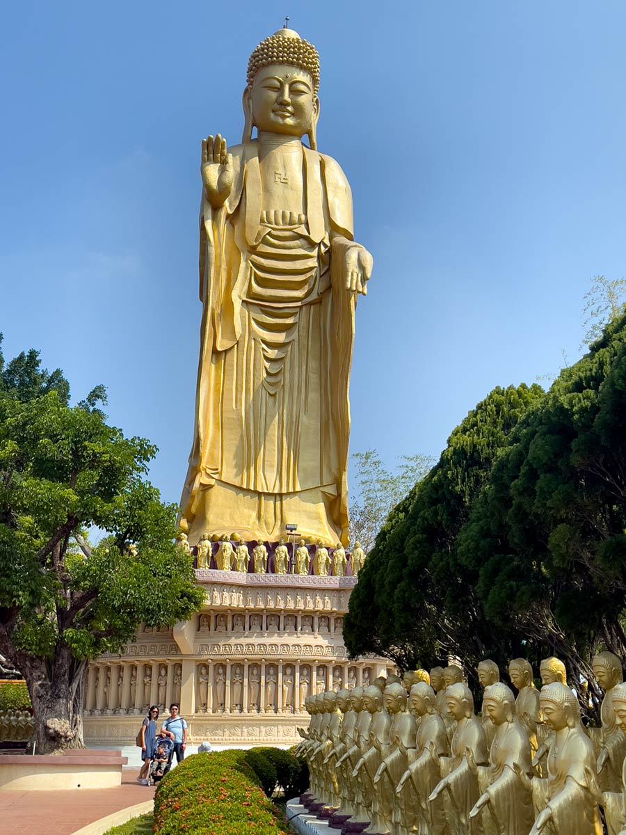 Fo Guang Shanin temppeli, Kaohsiung (korkea Buddha-patsas pyhiinvaeltajien kanssa)