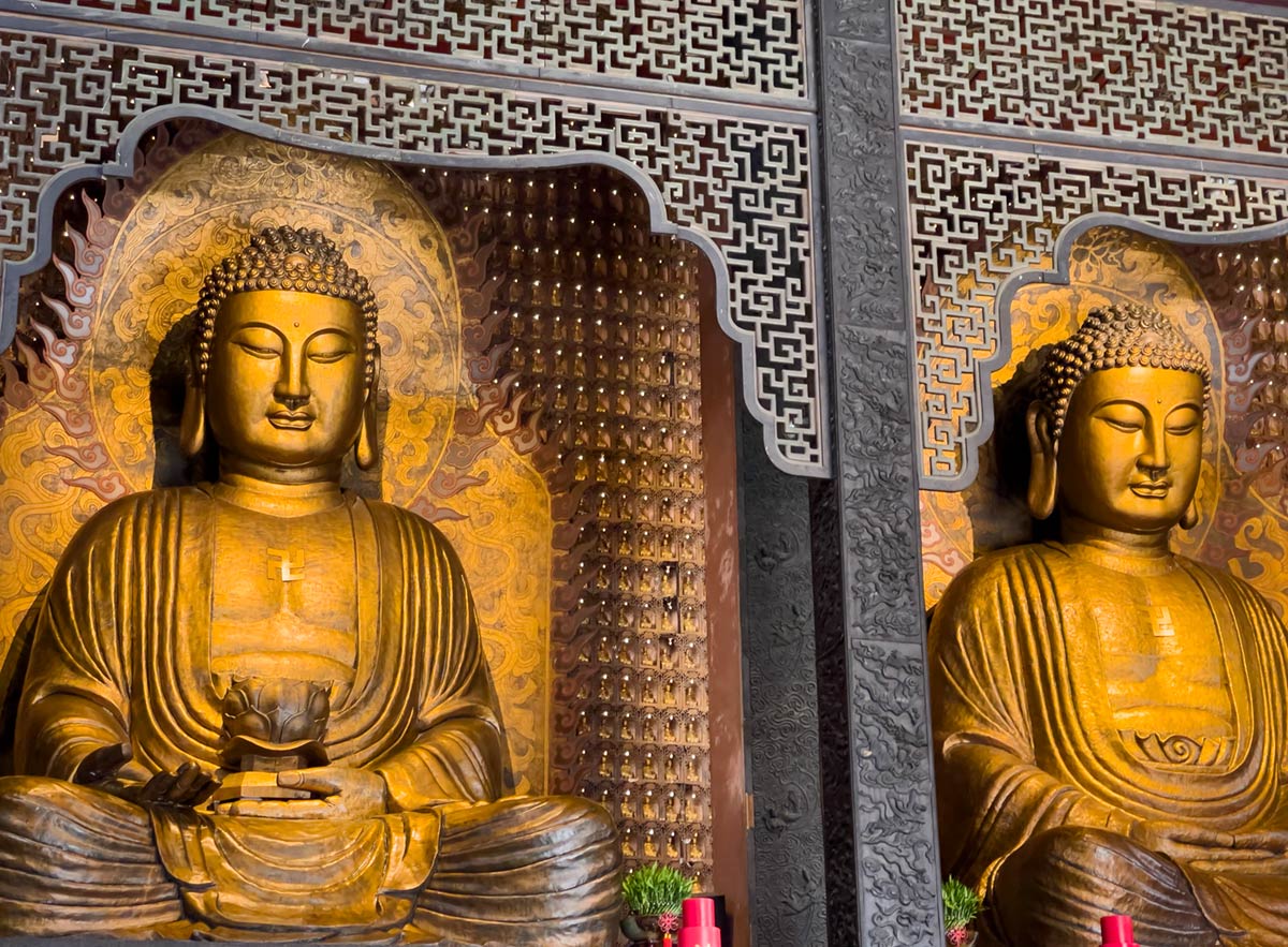 Fo Guang Shan-tempel, Kaohsiung (grote standbeelden van Boeddha's op hoofdtempelaltaar)
