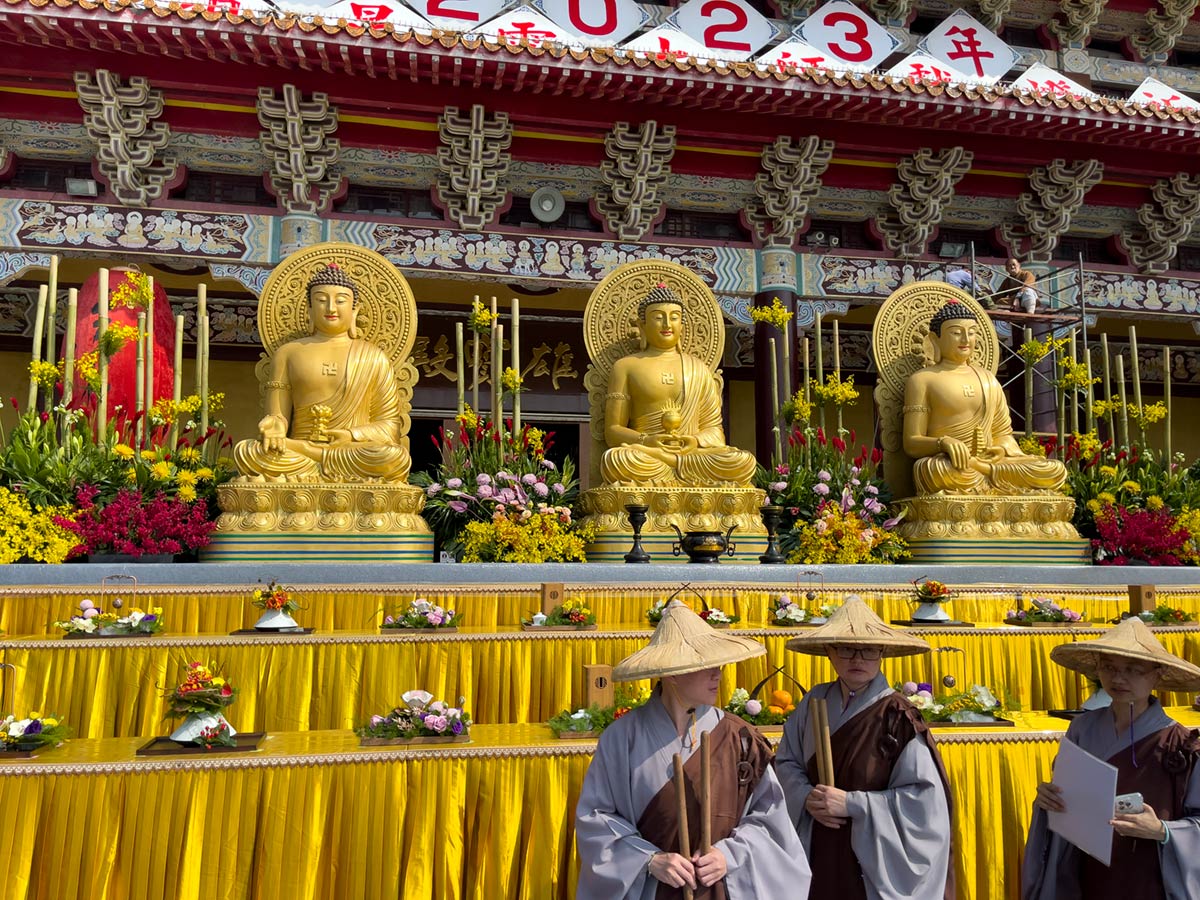Fo Guang Shan-tempel, Kaohsiung (monniken bij de ingang van de hoofdtempel)