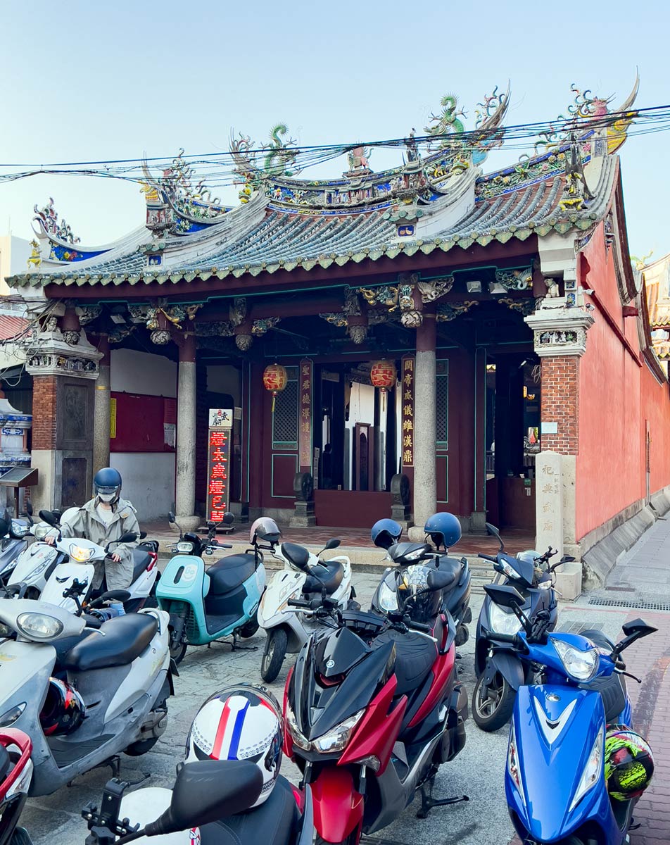 Tainan Grand Mazu Tempel, Tainan (Motorräder am Tempeleingang)