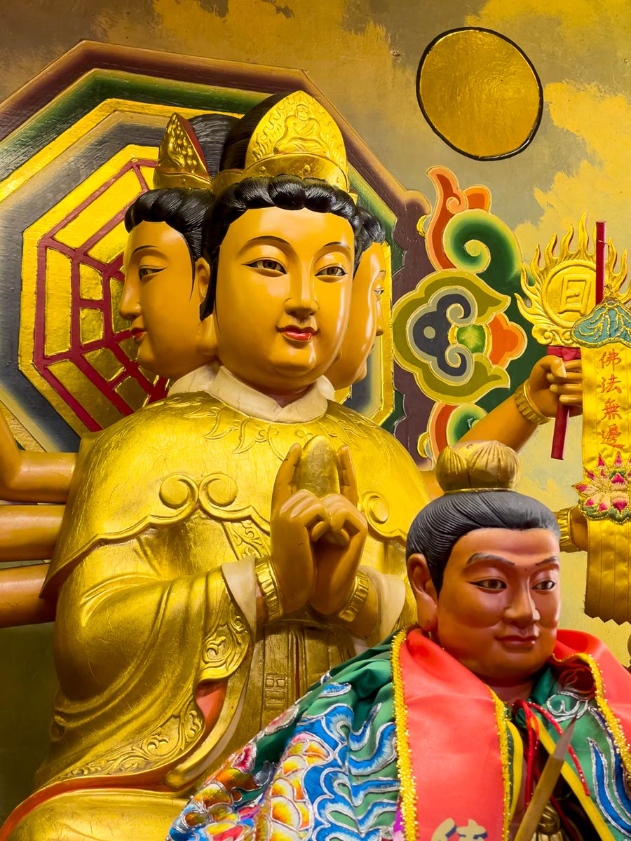 Tianhoun temppeli, Taitung (ylempi patsas on Doumu Yuanjun, alempi on Tai Sui)