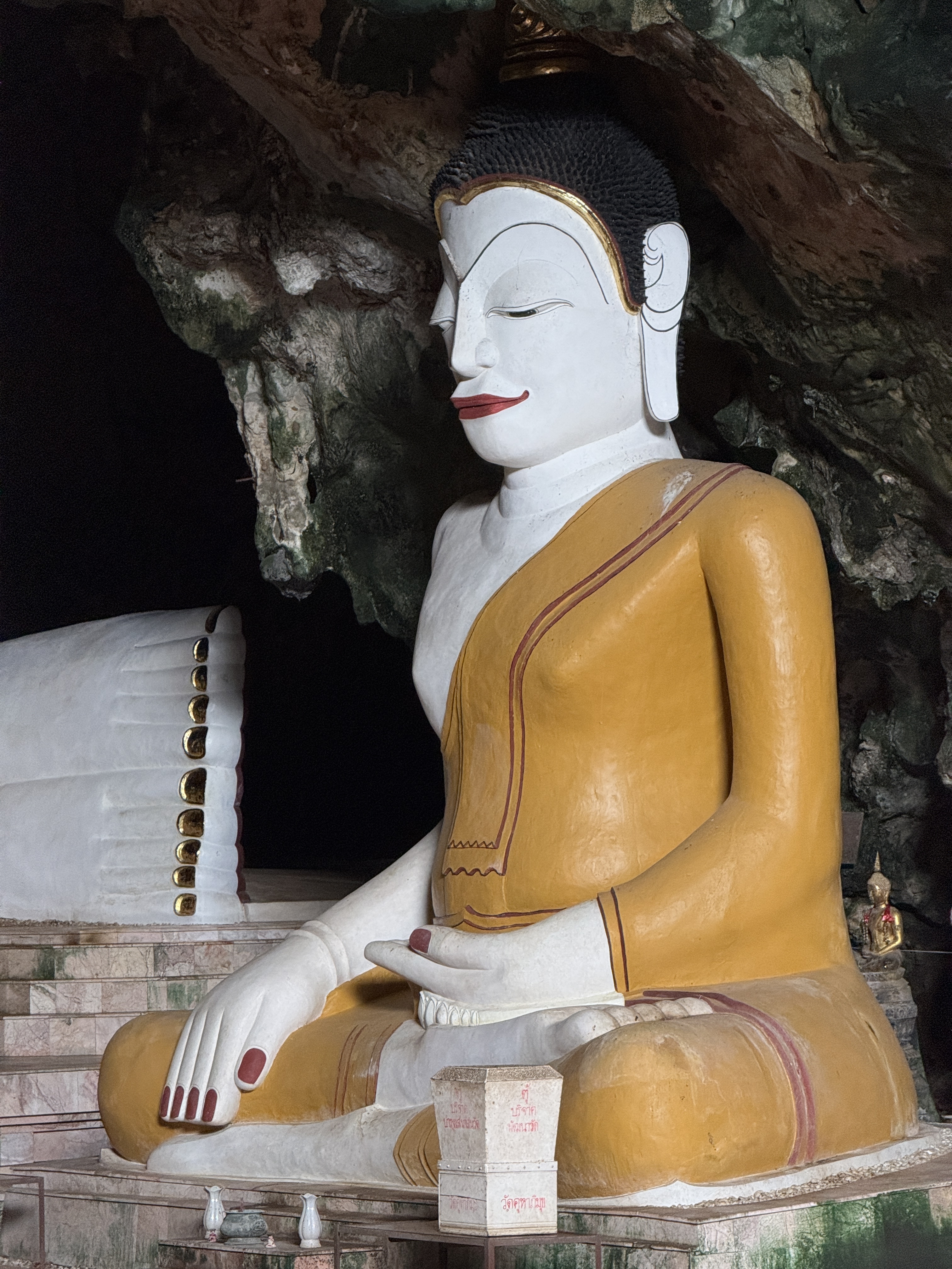 Wat Khuhapimuk cave temple, Yala