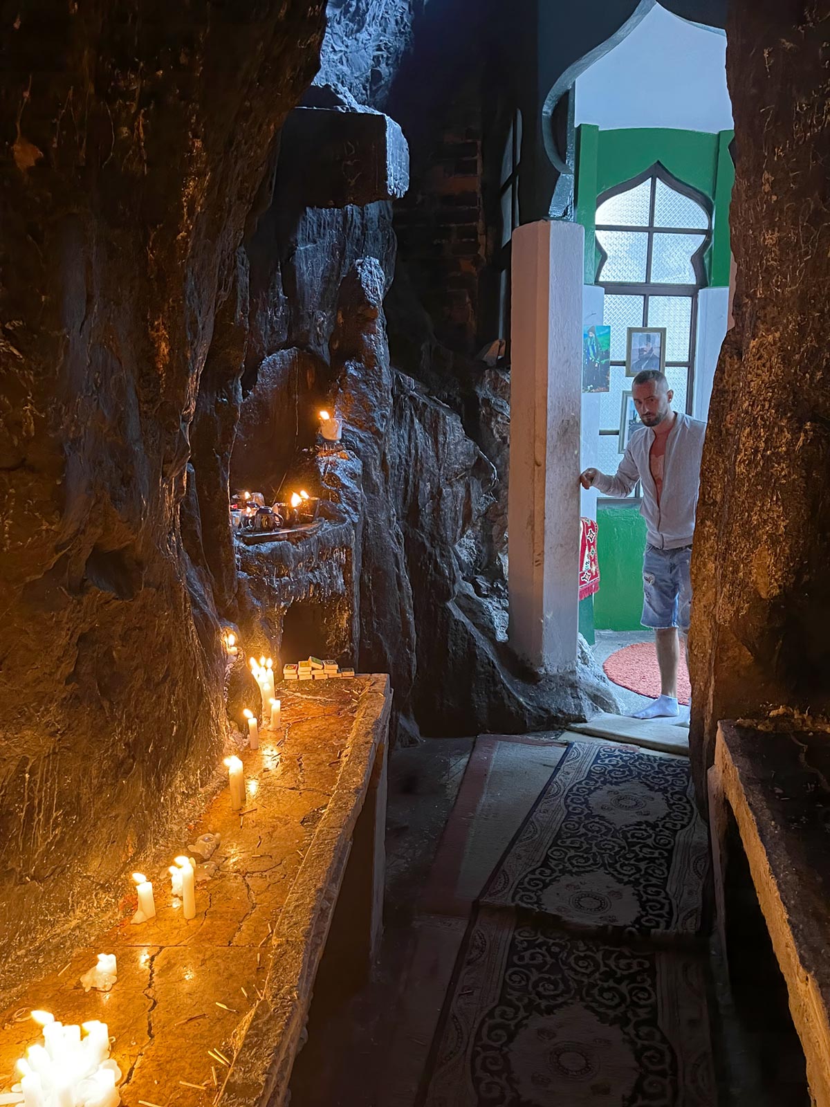Pèlerin entrant dans la chambre principale de la grotte de Tekke de Sari Salltiku, Mali I Krujes